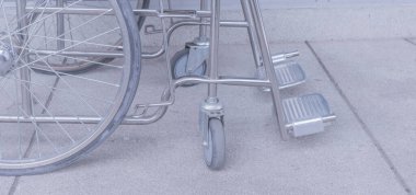 Arka plan kullanımı için hastane girişindeki boş tekerlekli sandalyenin klasik ton görüntüsü.