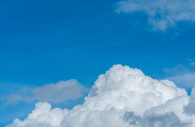 arkaplan kullanımı için mavi gökyüzü ve beyaz bulutların gündüz görüntüsü.