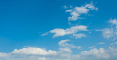 arkaplan kullanımı için gün içinde gökyüzünde güneş ışınının görüntüsü (demet).