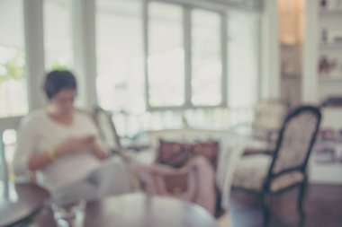 Bokeh imajı olan bir kafenin arka planı bulanık .