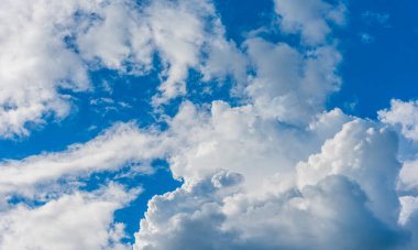 Arka plan kullanımı için mavi gökyüzü ve beyaz bulutun gündüz görüntüsü. (yatay)).