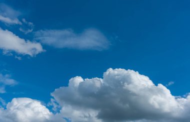 arkaplan kullanımı için mavi gökyüzü ve beyaz bulutların gündüz görüntüsü.