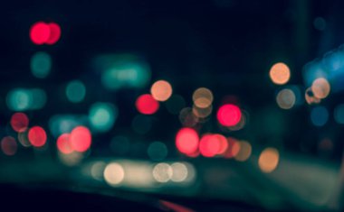 Arkaplan kullanımı için gece vakti trafik sıkışıklığı olan bokeh ışıklı içerideki arabaların bulanık görüntüsü.