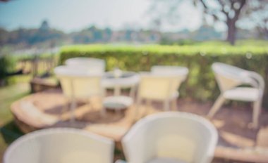 Arka plan kullanımı için yeşil ağaç bokeh ile gündüz vakti bulanık bir restoran görüntüsü .