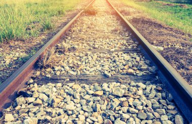 Perspektif açısı, tren yolu ve ahşap demiryolu bağının klasik ton görüntüsü.