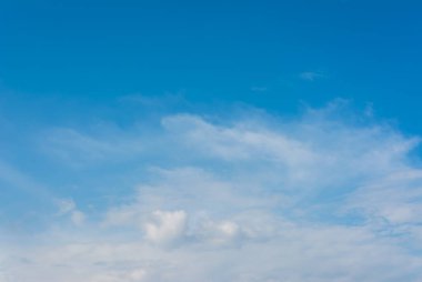 Arkaplan için gündüz vakti beyaz bulutlu mavi gökyüzü resmi.