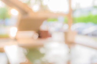 Arkaplan kullanımı için gündüz saatinde modern binanın bulanık görüntüsü.