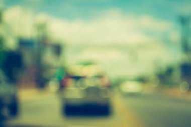 Şehir parkında araba bulanıklaştı