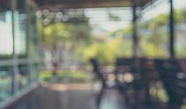 Özet olarak, arka plan kullanımı için bahçede bulanık masa ve sandalye görüntüsü. (Klasik ton))