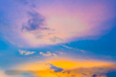 Arkaplan kullanımı için alacakaranlık gökyüzü görüntüsü.