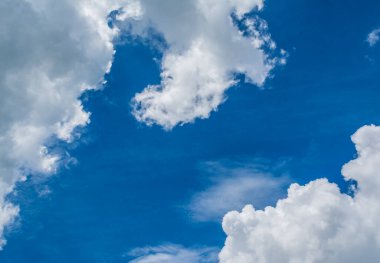 Arkaplan için gündüz vakti beyaz bulutlu mavi gökyüzü resmi.