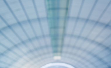 Arka plan kullanımı için modern çelik yapının yuvarlak çatısının soyut bulanık görüntüsü.