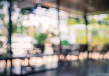 Arkaplan kullanımı için masa ve sandalyeli ofis odasının klasik ton bulanık görüntüsü.