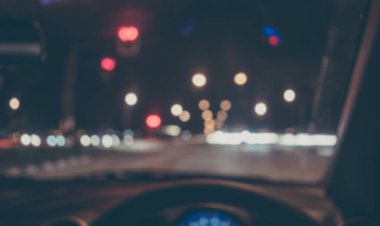 Arkaplan kullanımı için gece vakti trafik sıkışıklığı olan bokeh ışıklı içerideki arabaların bulanık görüntüsü.