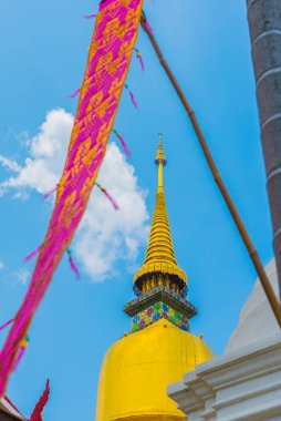 Wat Suan Dok 'taki pagoda görüntüsü, Chiang Mai, Tayland. (dikey)