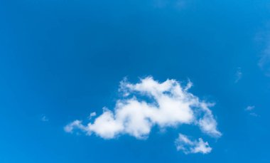 arkaplan kullanımı için mavi gökyüzü ve beyaz bulutların gündüz görüntüsü.