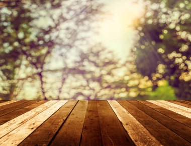 Sonbahar yapraklı ahşap masa ve bulanık bokeh arkaplan