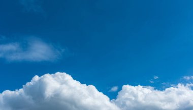 arkaplan kullanımı için mavi gökyüzü ve beyaz bulutların gündüz görüntüsü.