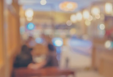 Japon büfedeki ahşap masa ve bulanık insanların arka plan kullanımı için seçici odak görüntüsü .