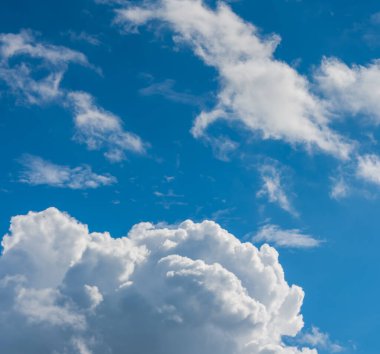 Arkaplan için gündüz vakti beyaz bulutlu mavi gökyüzü resmi.