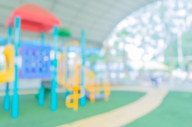 Kamu parkındaki çocuk parkının arka plan kullanımı için bulanık ve bulanık görüntüsü.