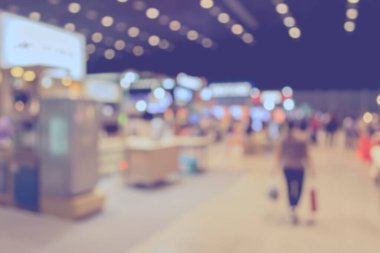 Alışveriş merkezinin veya ticari fuarın bulanık görüntüsü ve arka plan kullanımı için insanlar .