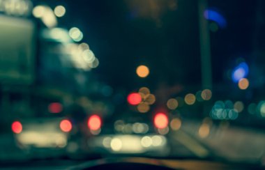 Arkaplan kullanımı için gece vakti trafik sıkışıklığı olan bokeh ışıklı içerideki arabaların bulanık görüntüsü.