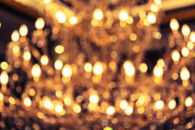 Arkaplan kullanımı için turuncu ışık tonunda bokeh ile bulanık avize görüntüsü .