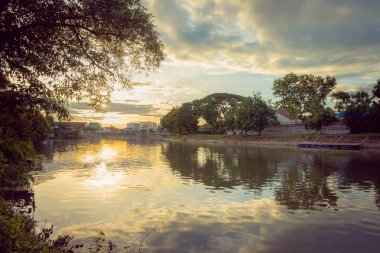 Klasik ton. Tayland 'ın Lampang şehrinde gün batımında bulutlu güzel bir gökyüzü olan ağaç görüntüsü.