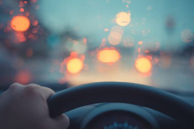 Arka plan kullanımı için gece vakti araba kullanan insanların klasik ton bulanık görüntüsü. (içeriden fotoğraf çek)