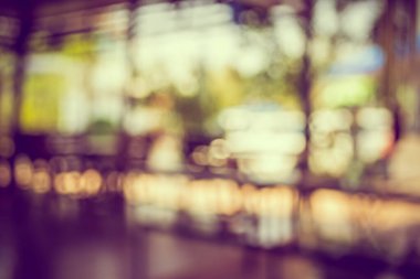 Arkaplan kullanımı için masa ve sandalyeli ofis odasının klasik ton bulanık görüntüsü.