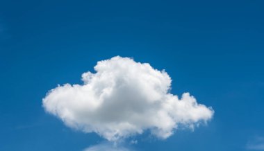 Arkaplan için gündüz vakti beyaz bulutlu mavi gökyüzü resmi.