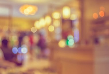 Japon büfedeki ahşap masa ve bulanık insanların arka plan kullanımı için seçici odak görüntüsü .