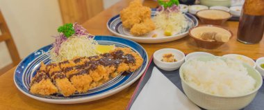 Japon soslu kızarmış domuz pirinci imgesi. (Tonkatsu)