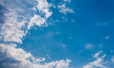 Mavi gökyüzü ve beyaz bulutların görüntüsü .