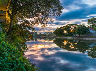Lampang, Tayland 'da gün batımında güzel bulutlu bir gökyüzü olan ağaç görüntüsü