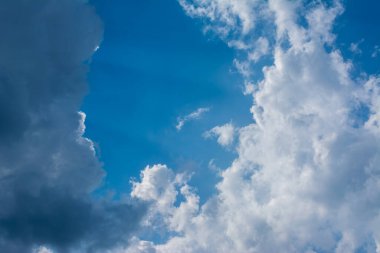 Arkaplan için gündüz vakti beyaz bulutlu mavi gökyüzü resmi.