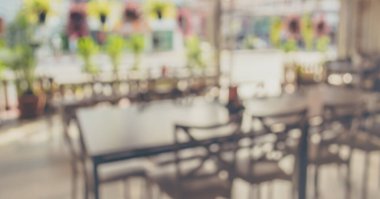 Soyut görüntüler açık hava masasını bulanıklaştırdı ve arka plan kullanımı için gün içinde bahçede çene çaldı. (Klasik ton))