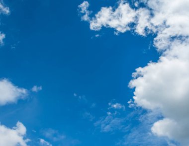 Arkaplan için gündüz vakti beyaz bulutlu mavi gökyüzü resmi.