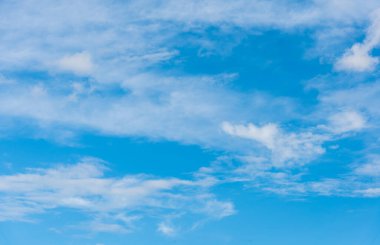 Arka plan kullanımı için mavi gökyüzü ve beyaz bulutun gündüz görüntüsü. (yatay)).