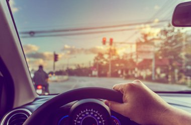 Arka plan kullanımı için gündüz vakti araba kullanan insanların klasik ton görüntüsü. (içeriden fotoğraf çek sürücü eline odaklan)