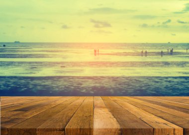 Ahşap masa ve bulanık deniz.