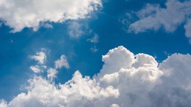 beyaz bulut ve mavi gökyüzü arkaplan resmi .