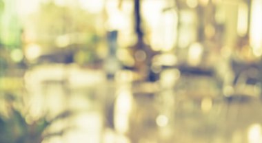 Arka plan kullanımı için masa ve sandalyeli hastane ofisinin bulanık görüntüsü.