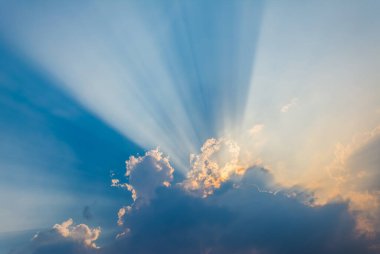 arkaplan kullanımı için gün içinde gökyüzünde güneş ışınının görüntüsü (demet).