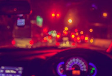 Arka plan kullanımı için gece vakti trafik sıkışıklığı ve bokeh ışıkları olan içerideki arabaların klasik ton bulanık görüntüsü.