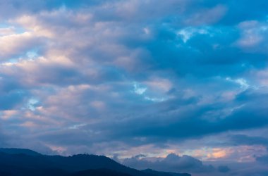 Doi Suthep Chiang Mai, Tayland 'da güzel bulutlu bir gün ve arka planda bir dağ..