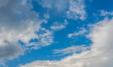 Arkaplan için gündüz vakti beyaz bulutlu mavi gökyüzü resmi.