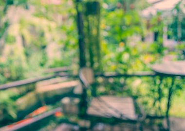 Soyut dış mekan kahve kulübesi görüntüsü gündüz vakti bulanıklaşır, arka plan kullanımı için bahçede. (Klasik ton))