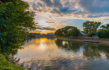 Gün batımında bulutlu güzel bir gökyüzü olan ağaç görüntüsü